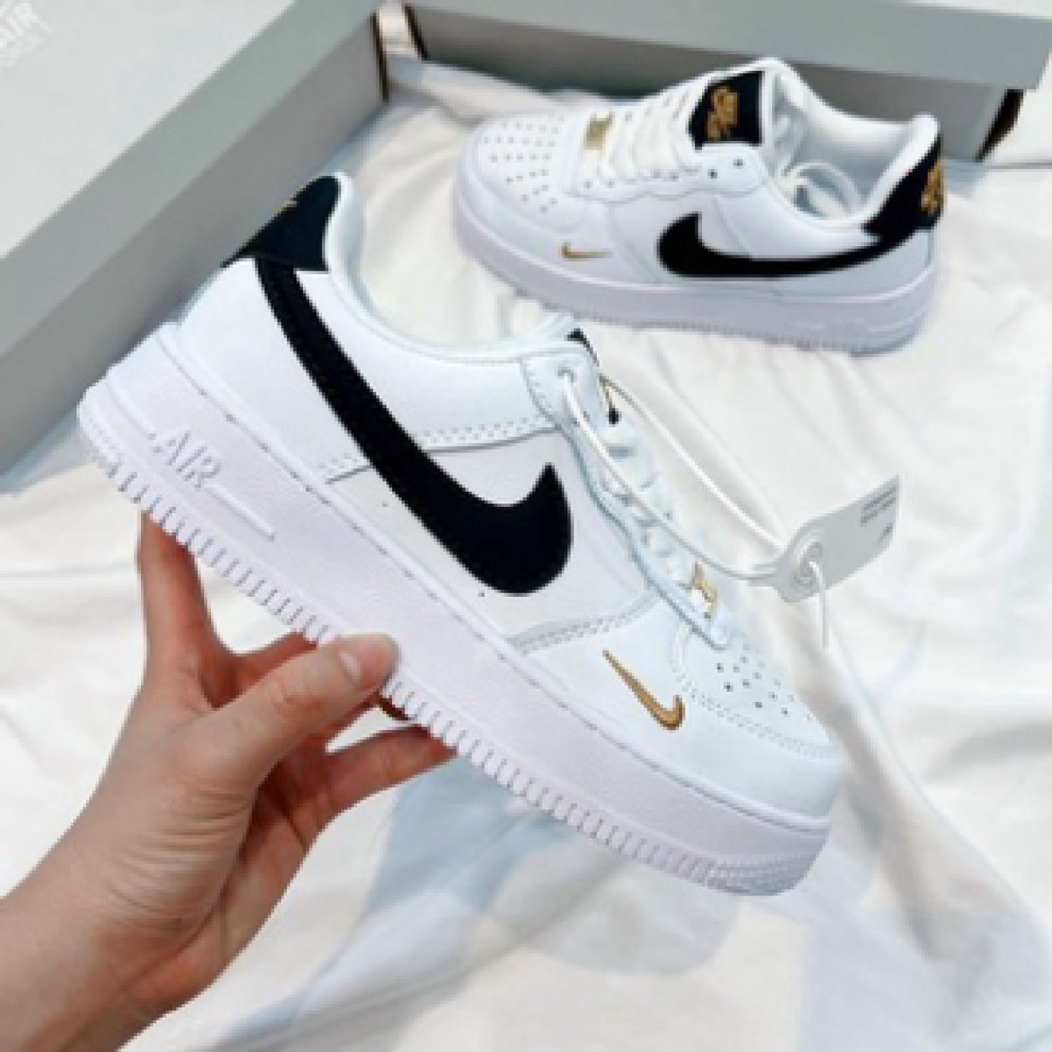 Giày AF1 Trắng Vệt Đen LOGO Vàng, Giày Air Force 1 trắng đen thấp mới full phụ kiện, full size 36-43