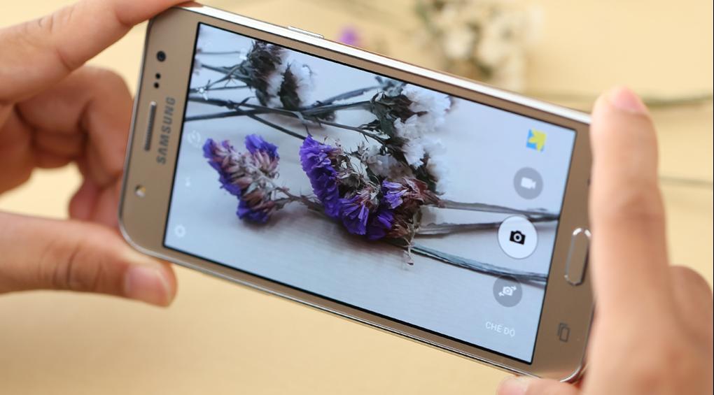 Điện thoại Samsung Galaxy J5 (2015) trưng bày