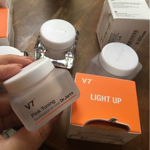 Kem dưỡng trắng da V7 Dr.Jart+ Toning Light