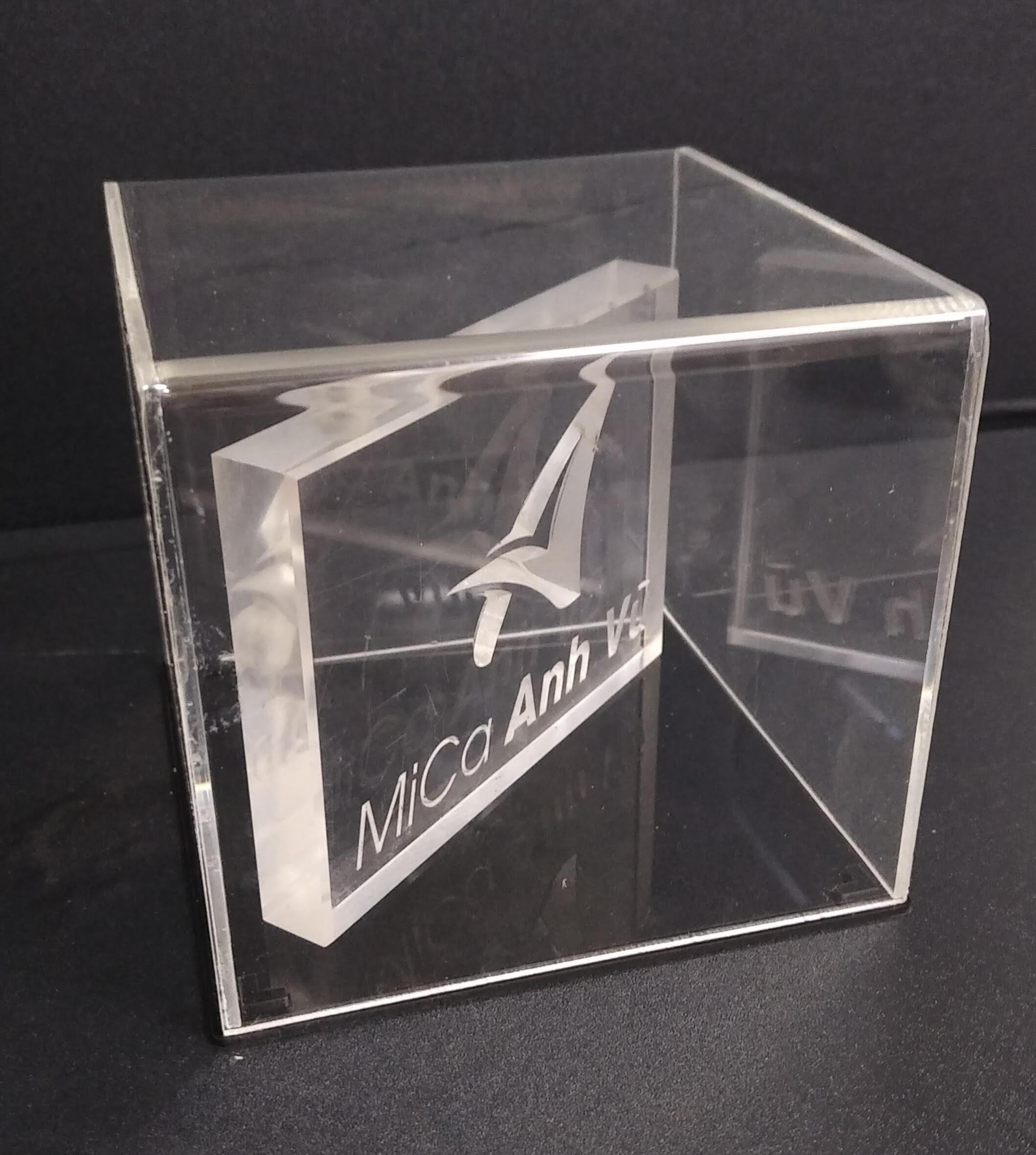 Hộp trưng bày mica trong 10x10cm