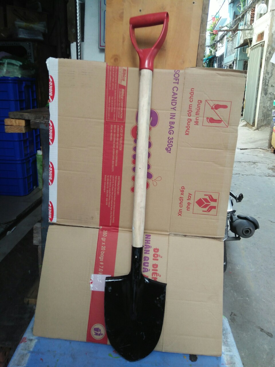 Xẻng công binh cán bằng nhựa