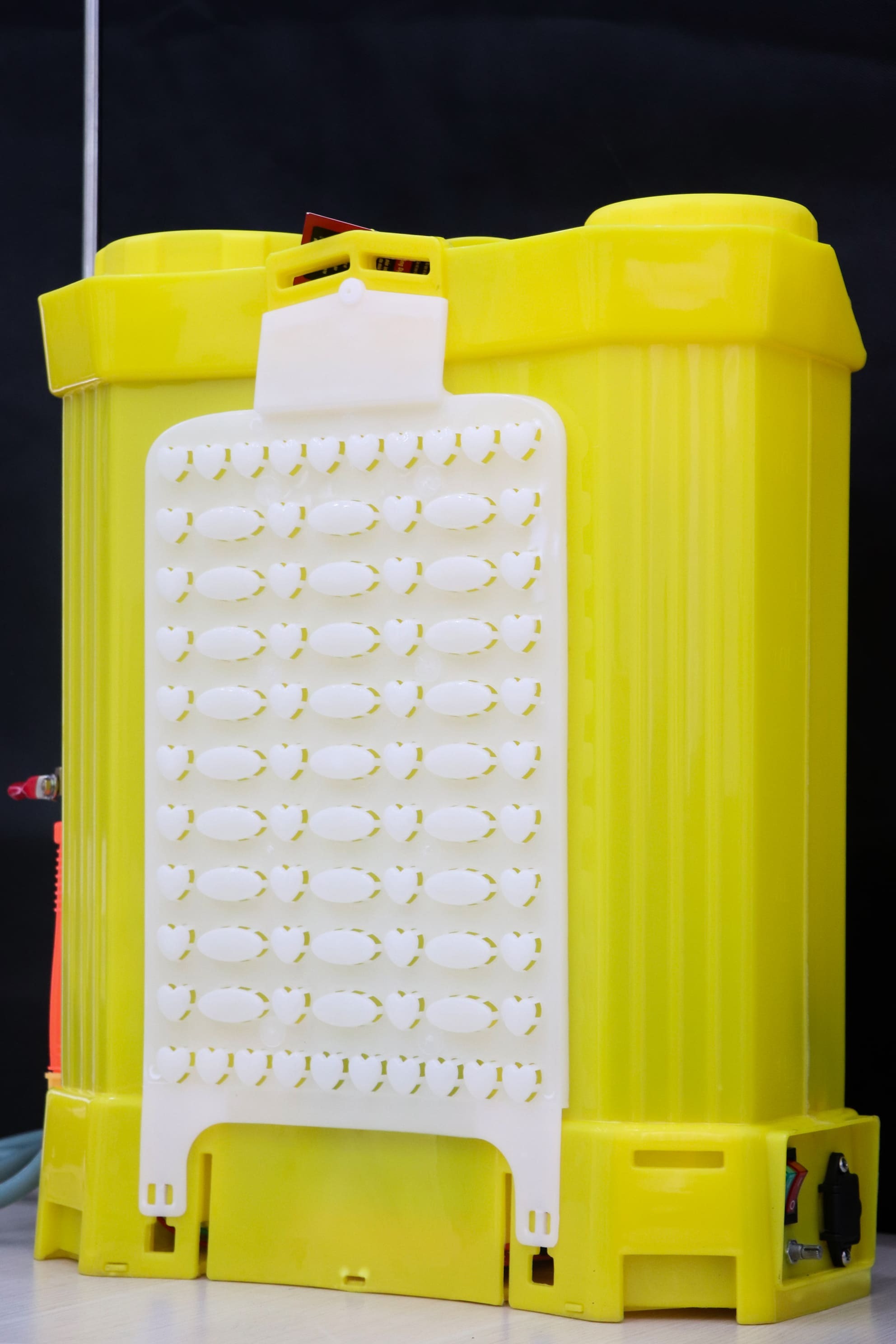 Bình xịt điện Con Ong COV20-DP (Bình 20 lít, bơm đôi , Acquy lớn 12V-12Ah)