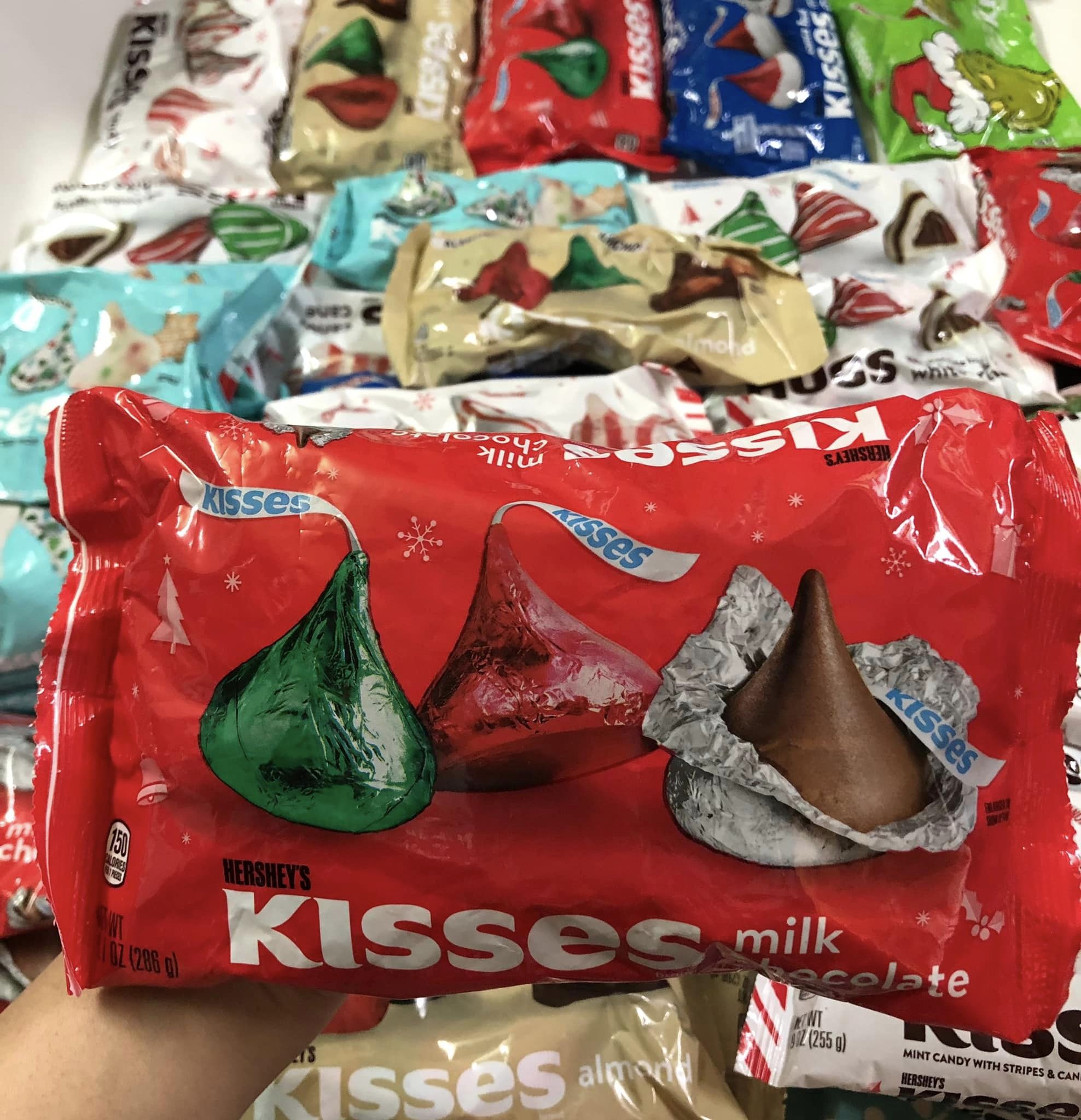Sô cô la Hershey's Kisses Của Mỹ-  [Có Các Vị Almond, Cookie, White Creme, Candy Cane, Milk Chocolate ]