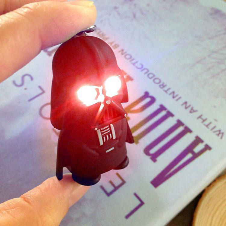 Móc khoá hình nhân vật Darth Vader phim Star War có đèn LED độc đáo