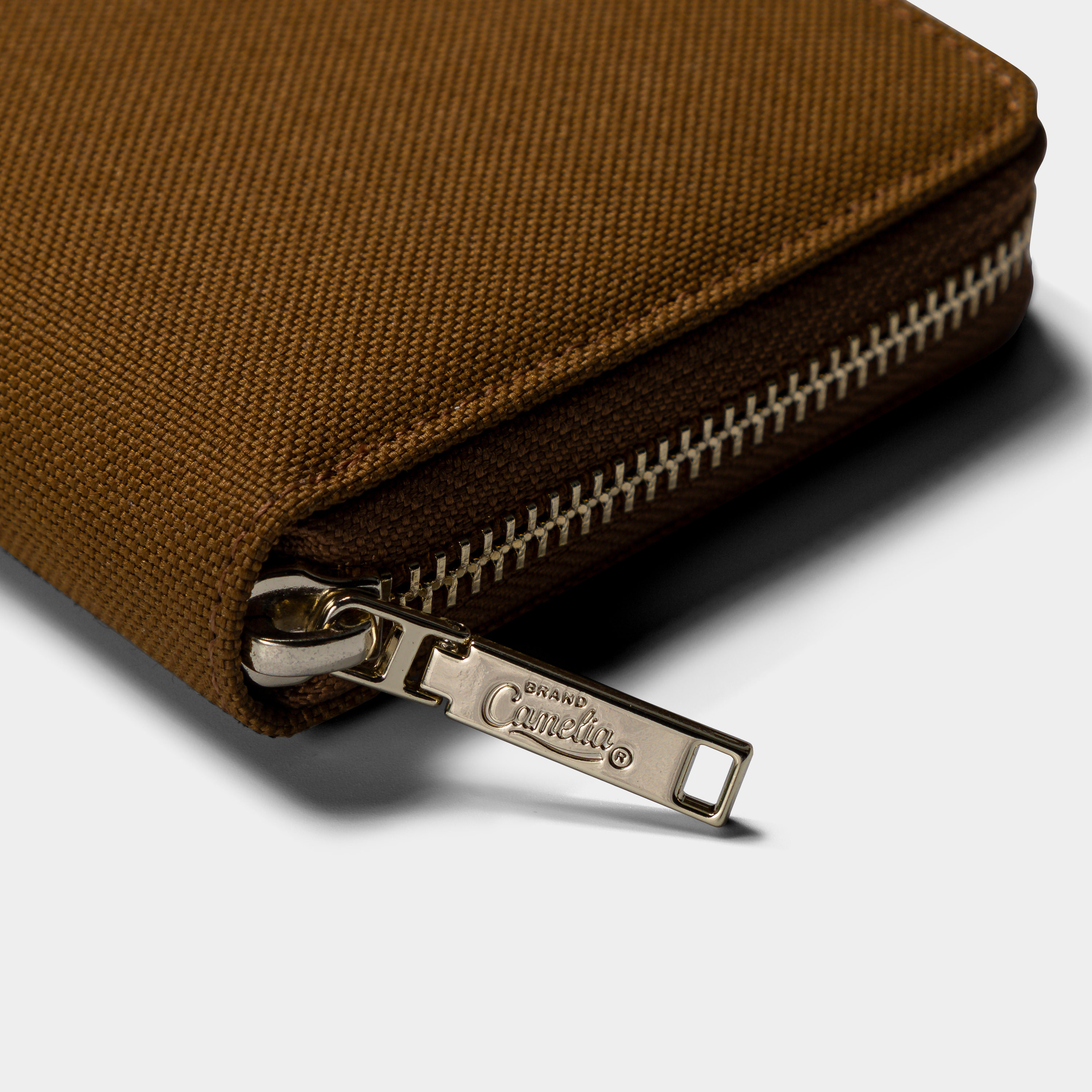 VÍ CAMELIA BRAND® Modern Zipper Wallet