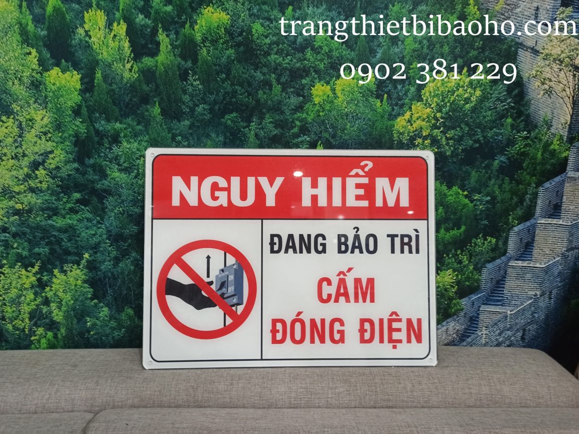 Biển báo mica đang bảo trì cấm đóng điện kích thước 20 x 30cm