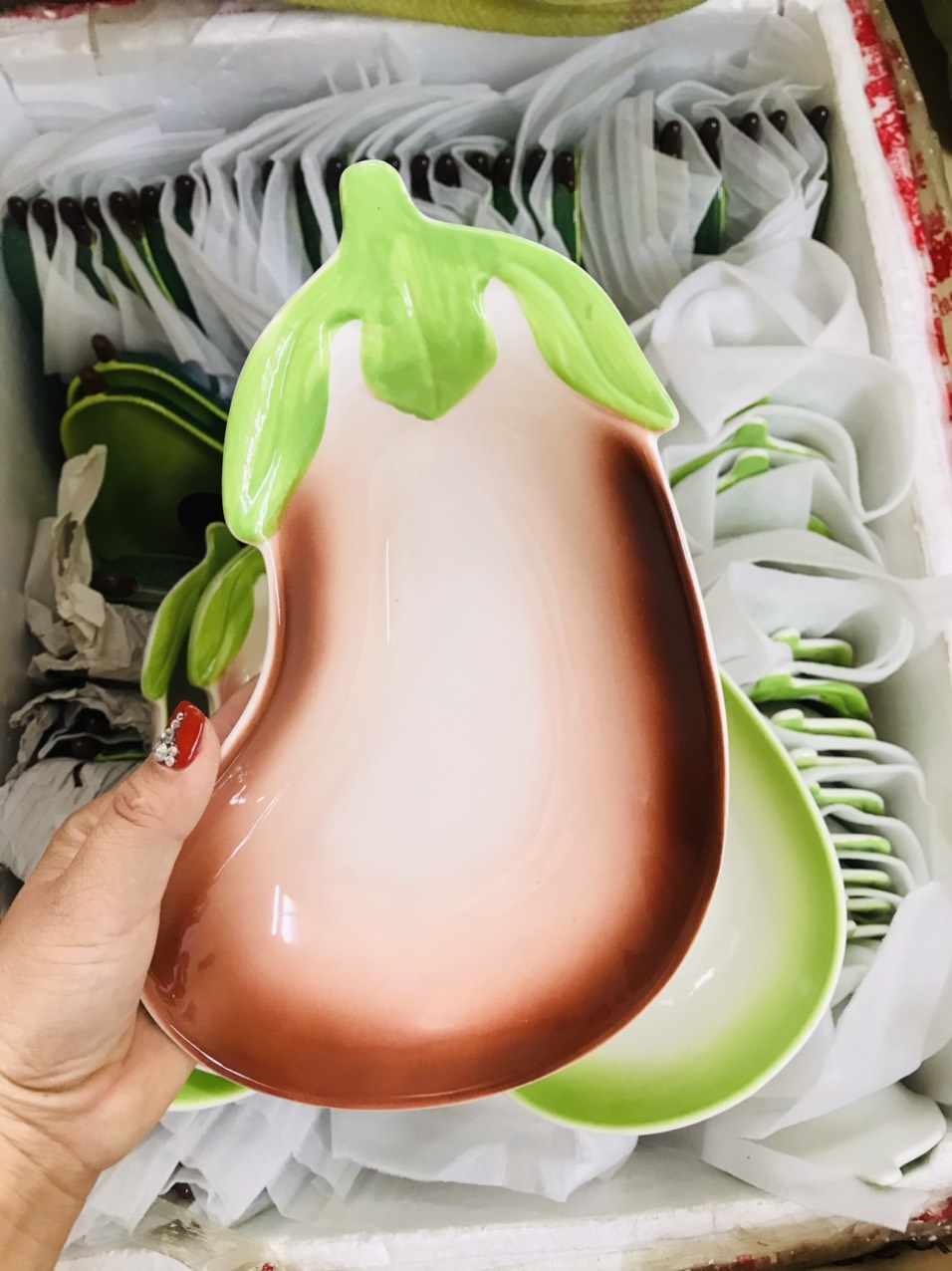 ĐĨA GỐM SỨ TRÁNG MEN HÌNH QUẢ CÀ TÍM