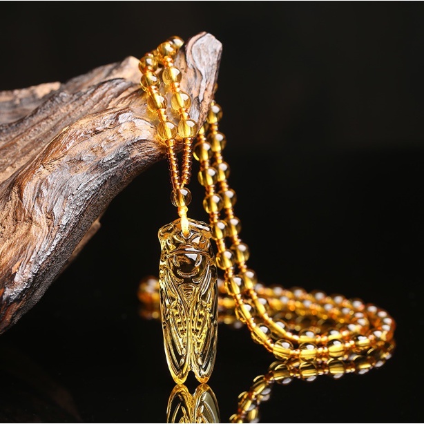 Mặt dây chuyền hình ve sầu đá Topaz