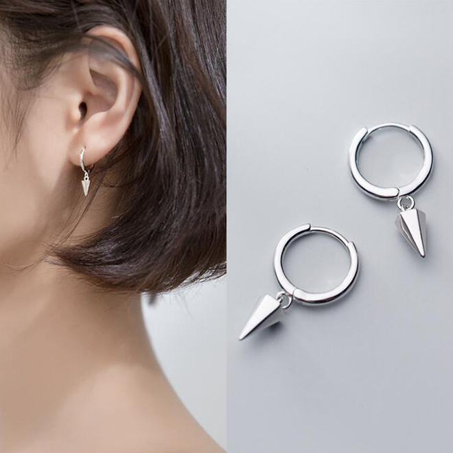 Khuyên tai Titan nam màu bạc độc lạ