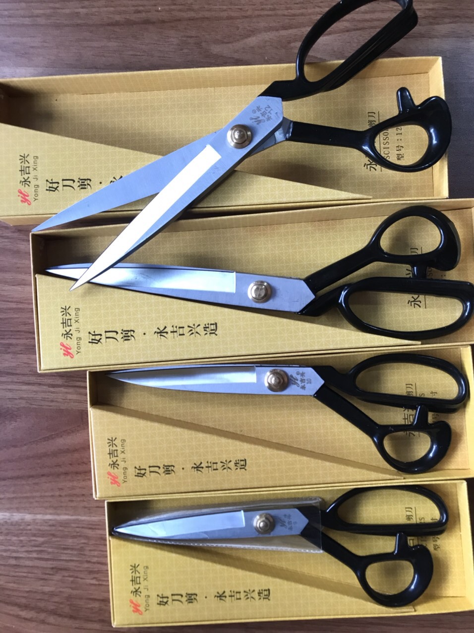 kéo cắt vải chuyên nghiệp ngọt và nhẹ , kéo cắt hộp vàng có 4 size 9 , 10 ,11, 12 kéo cắt vải lưỡi cắt trắng hộp vàng