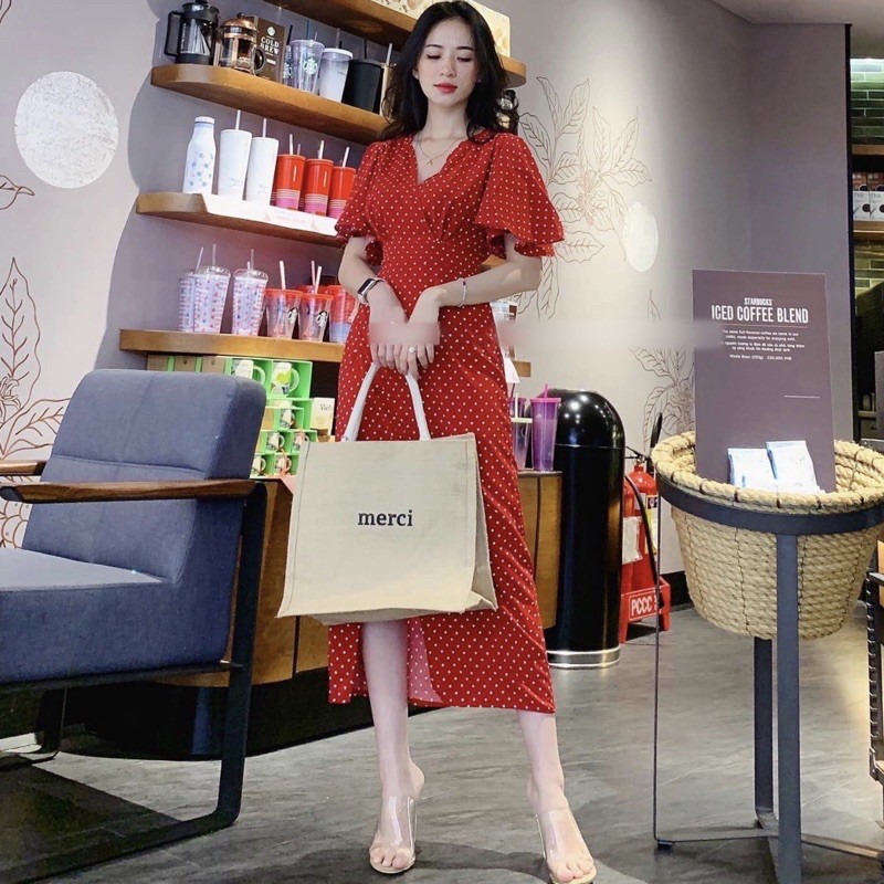 Đầm bi đỏ xẻ tà