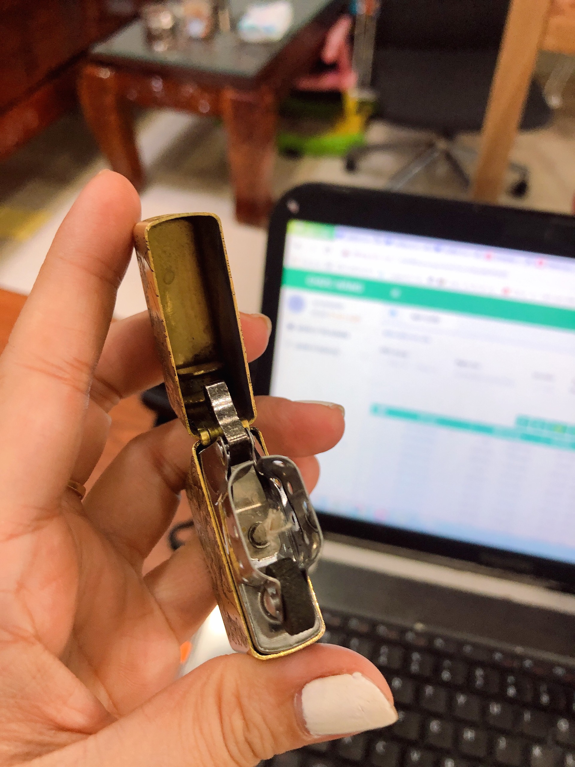 Bật Lửa Zippo khắc 5 MẶT HÌNH THIẾU NỮ, HÀNG LOẠI 1 VỎ BẰNG ĐỒNG CÓ DÁN TEM ĐỎ
