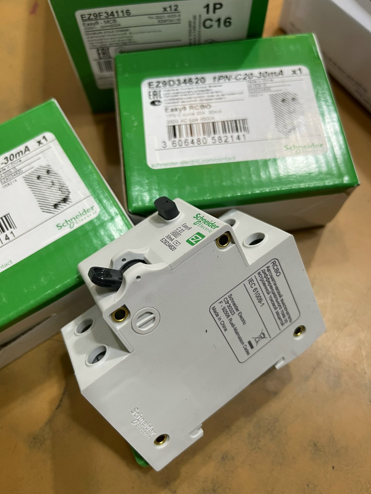 Cầu dao chống rò (RCCB) Schneider EZ9R 2P,4P