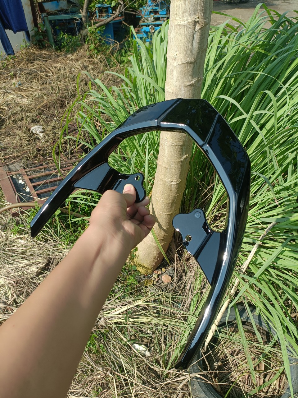 Cảng sau xe Sirius 110 spark đen bóng sơn tĩnh điện