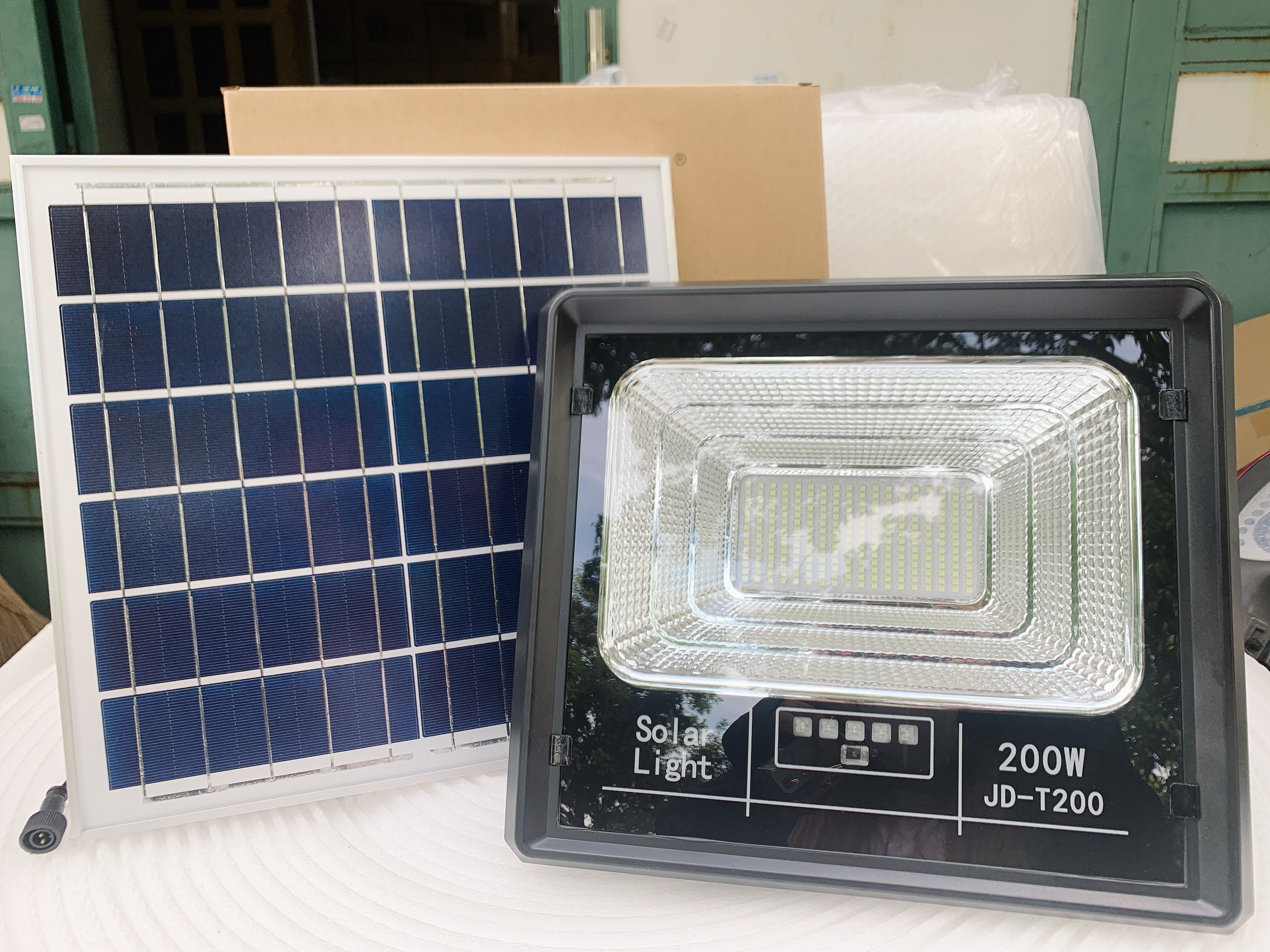 Đèn Pha Năng Lượng Mặt Trời Jindian JD T200 ( 200w )
