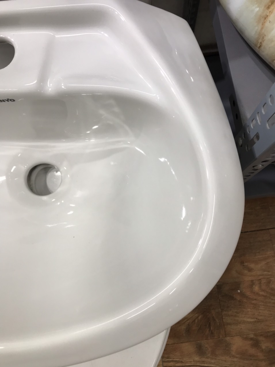 CHẬU RỬA MẶT, LAVABO,  TREO TƯỜNG (THẲNG & GÓC) LOẠI NHỎ CÓ GỜ CHỐNG BẮN NƯỚC, đẹp, chắc chắn, bền bỉ với thời gian