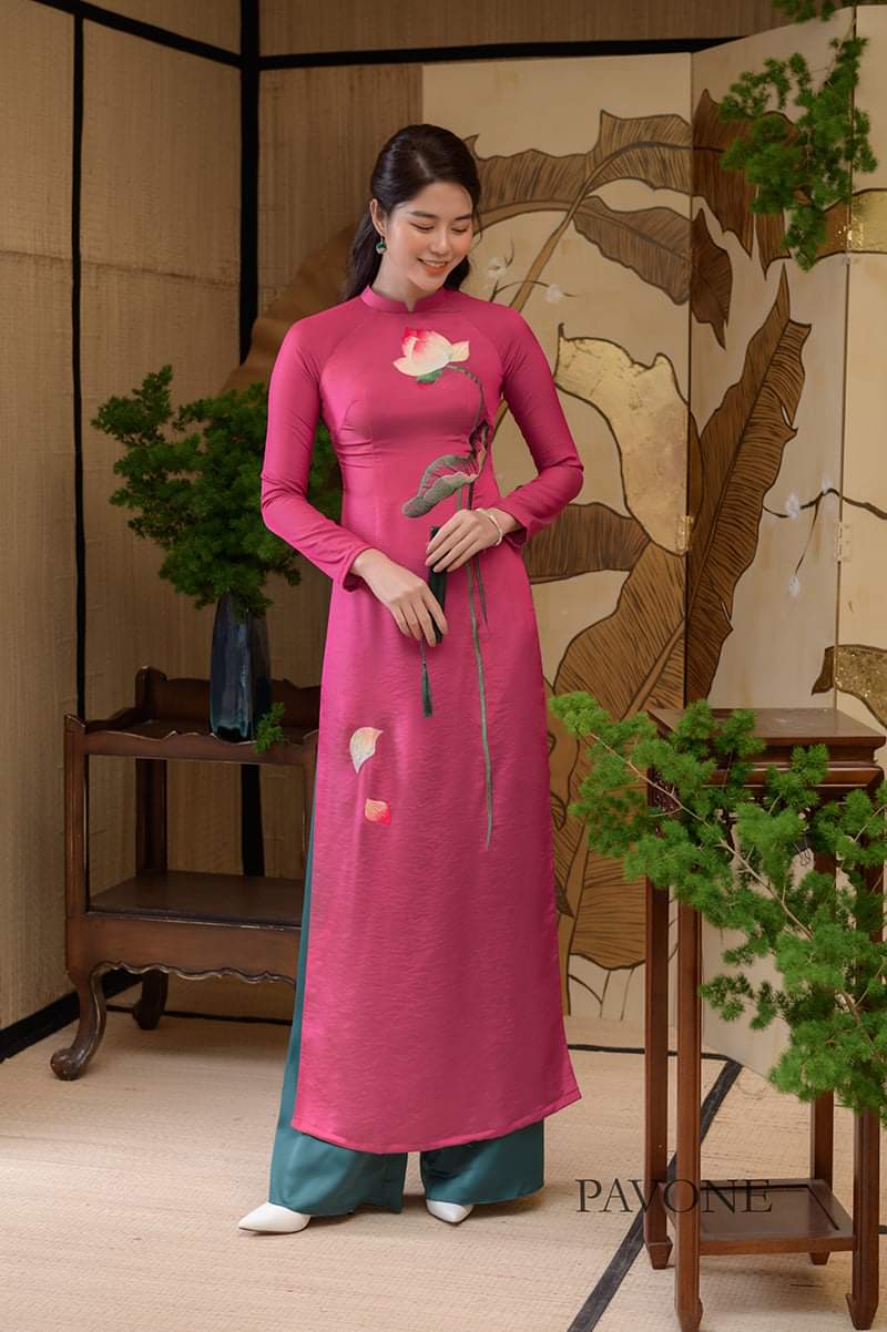 áo dài thêu hồng hoa sen mới nhất