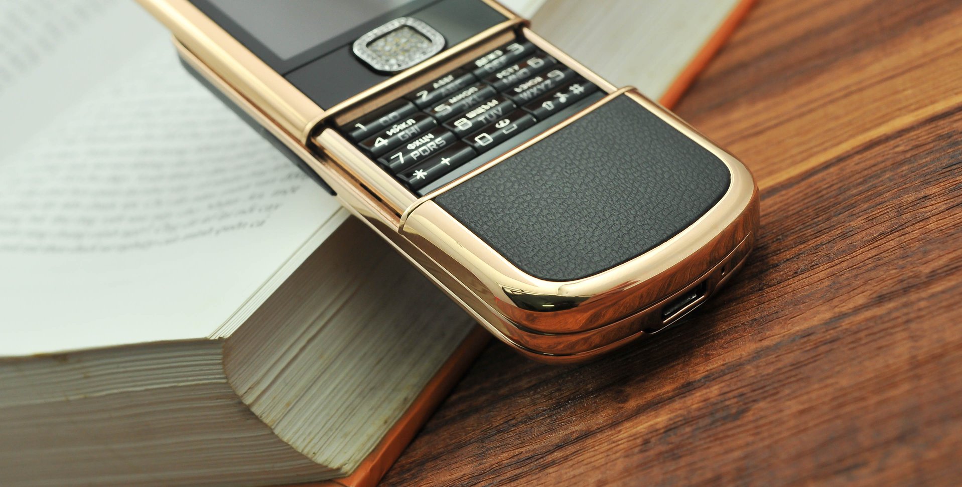 NOKIA 8800 ĐEN HỒNG