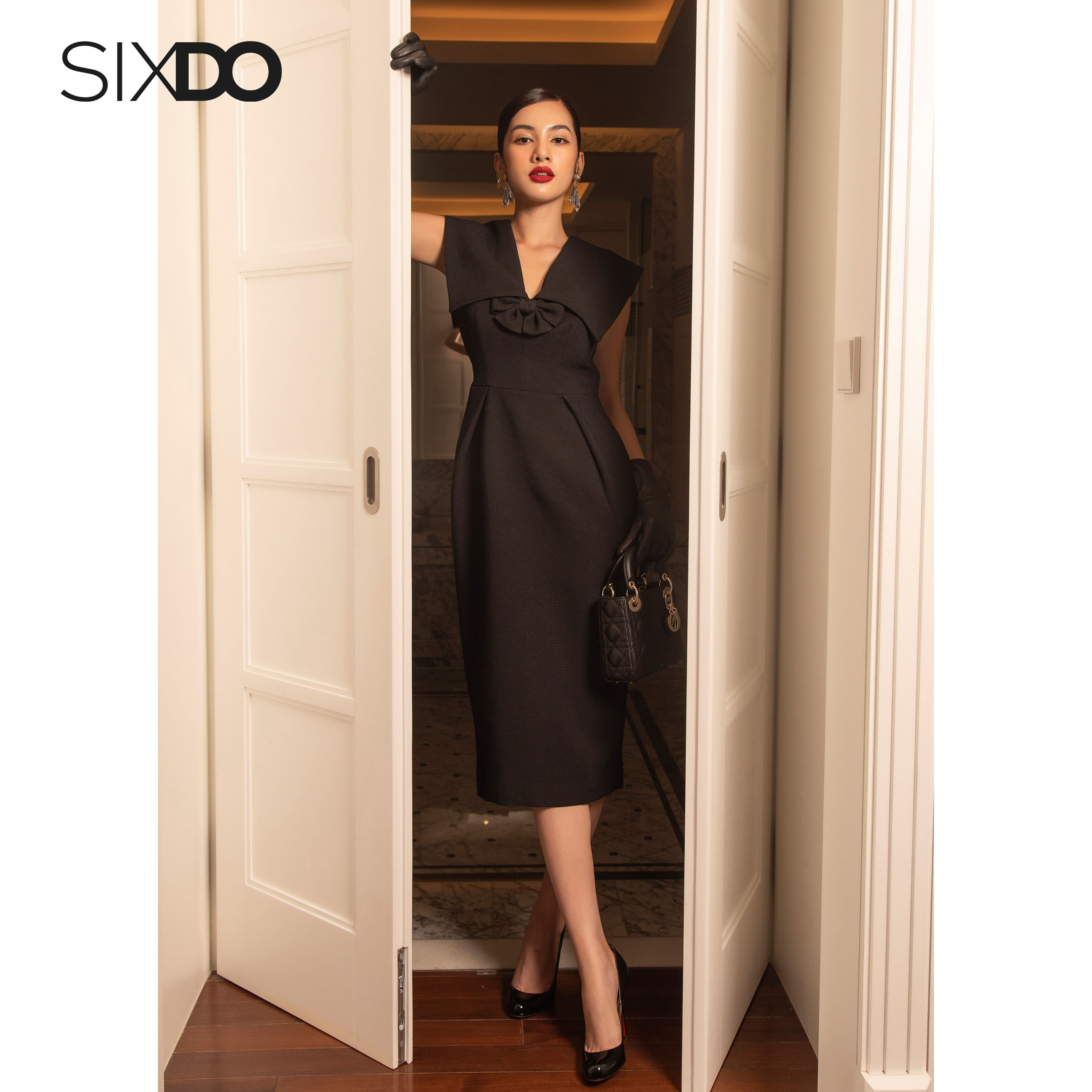 Đầm đen cổ v phối nơ cổ sixdo