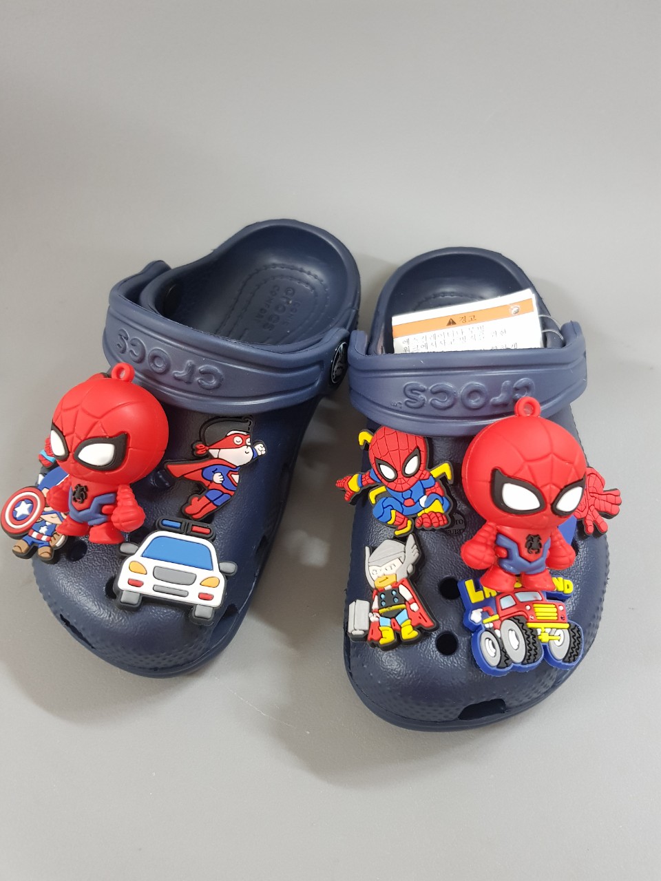 Total 71+ imagen crocs hombre araña - Abzlocal.mx