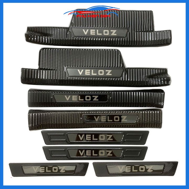 Ốp bậc cửa lên xuống ô tô Toyota Veloz 2022-2023 vân cacbon