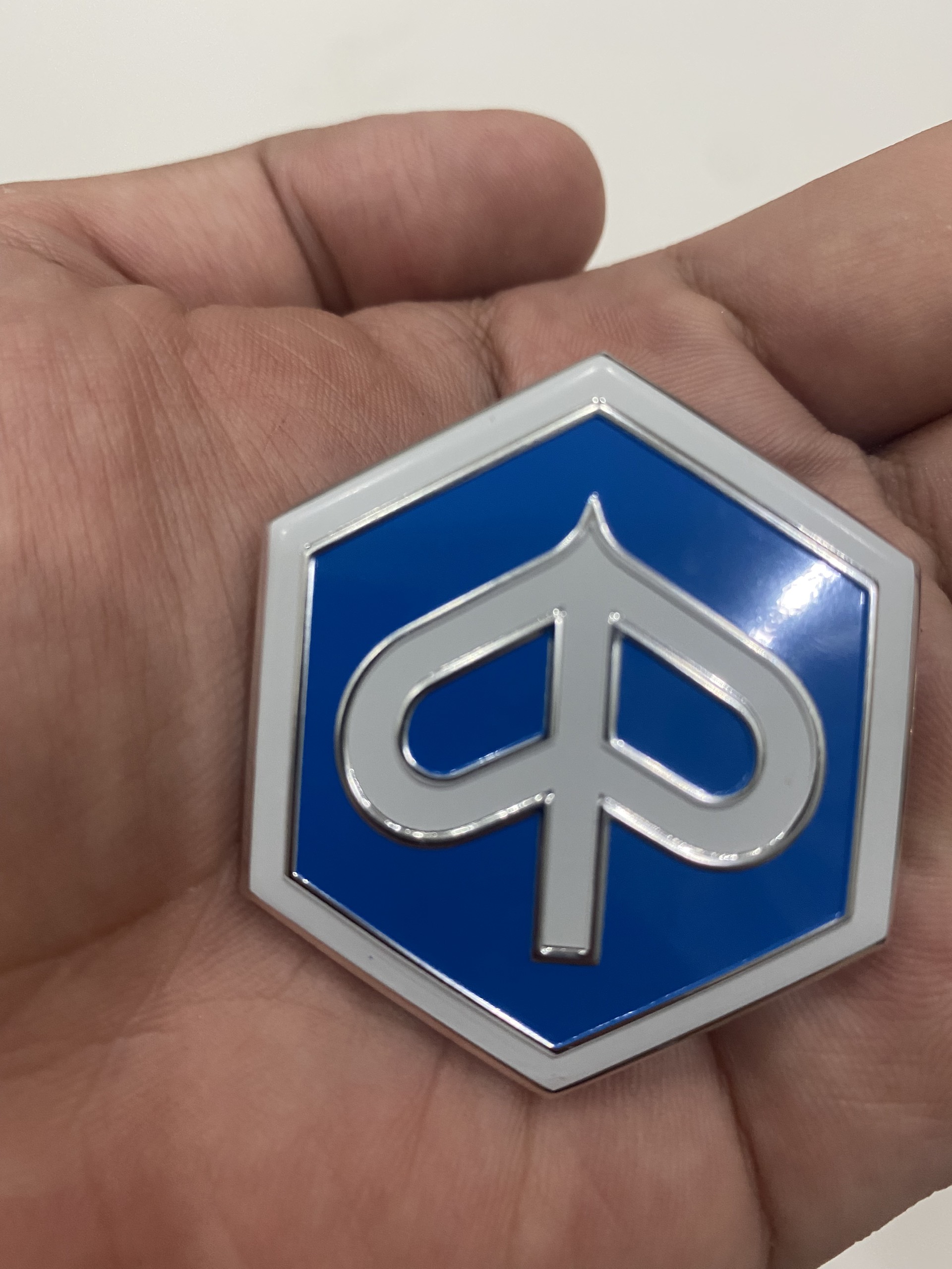 Logo gắn mặt nạ Piaggio Liberty đẹp y như zin