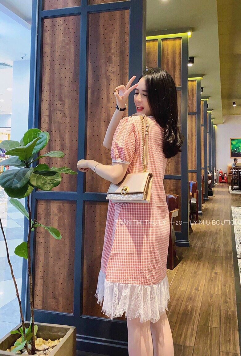 Đầm caro form suông xinh xắn. Váy bầu thiết kế dáng suông phối chân ren kẻ sọc. Đầm babydoll caro phối ren.
