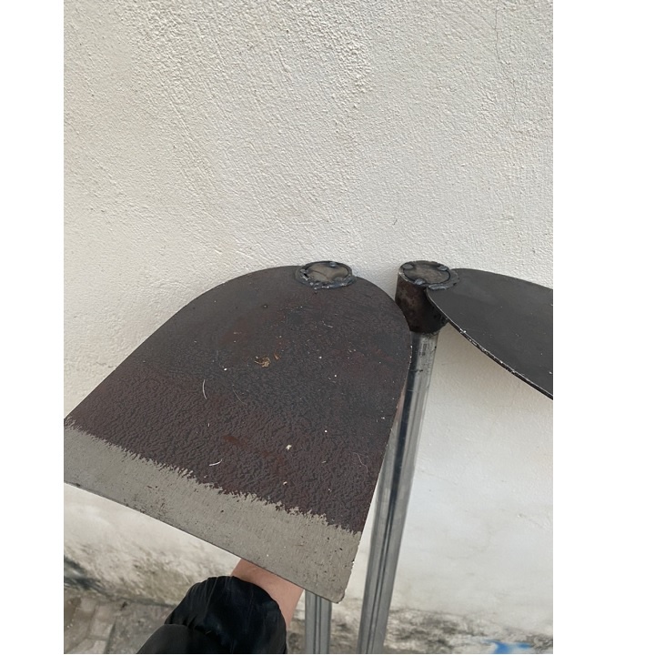 Cuốc đào đất làm vườn có cán dài 1,2 mét