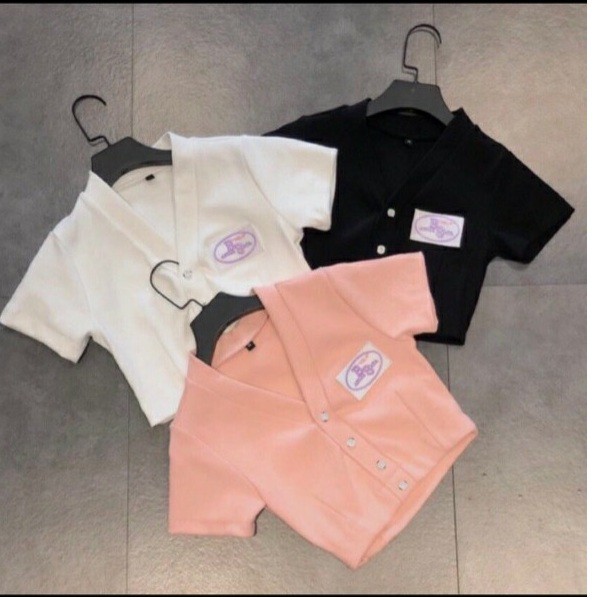 Áo thun form croptop kiểu cổ v phói nút kèm logo in kiểu phá cách tts0885