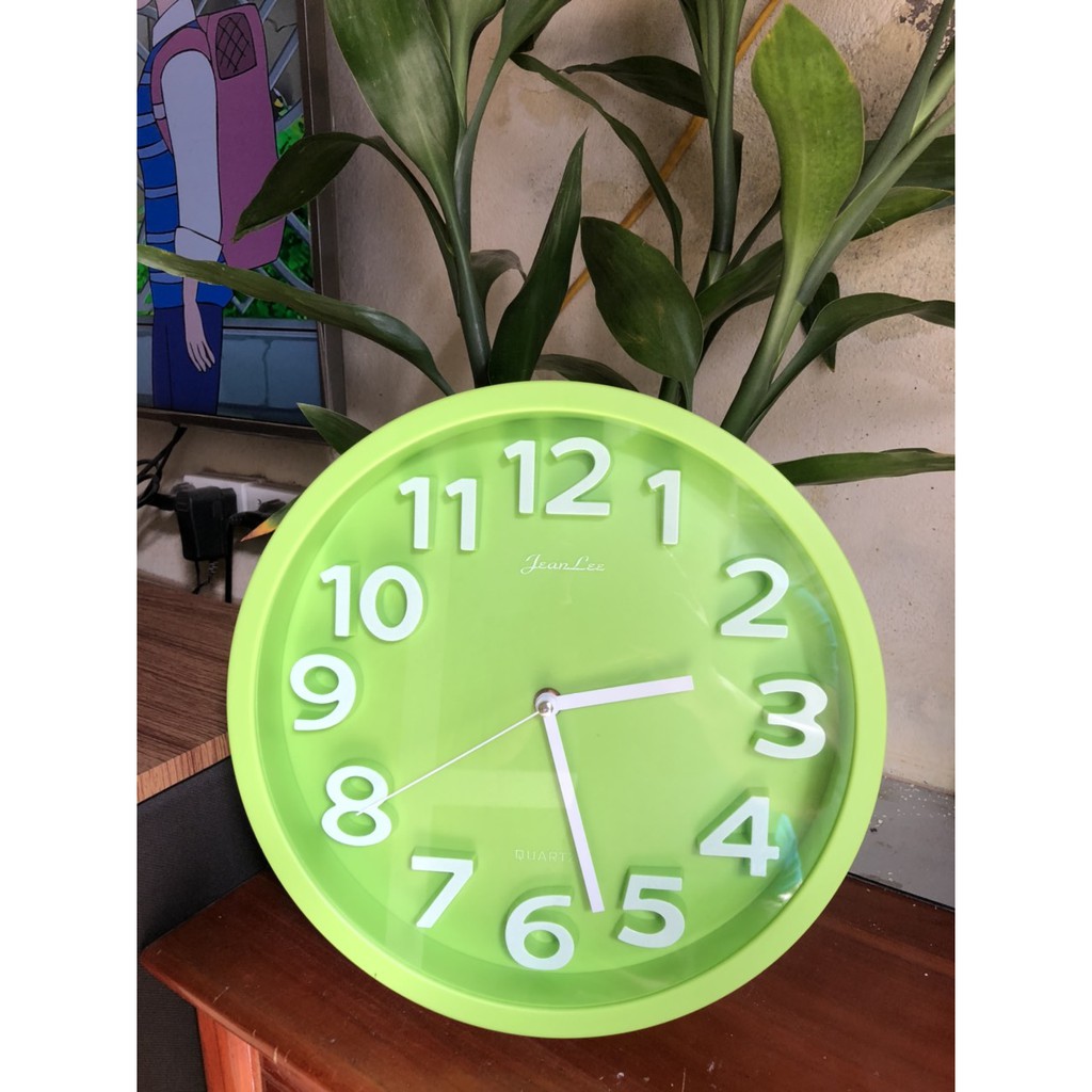Đồng hồ treo tường kim trôi QUARTZ.