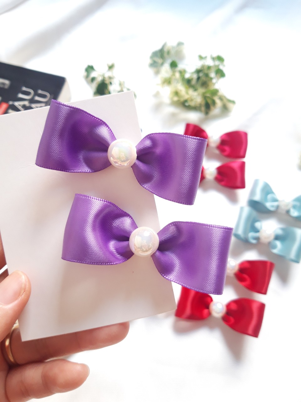 Set 2 kẹp tóc nơ ngọc trai cho bé.
