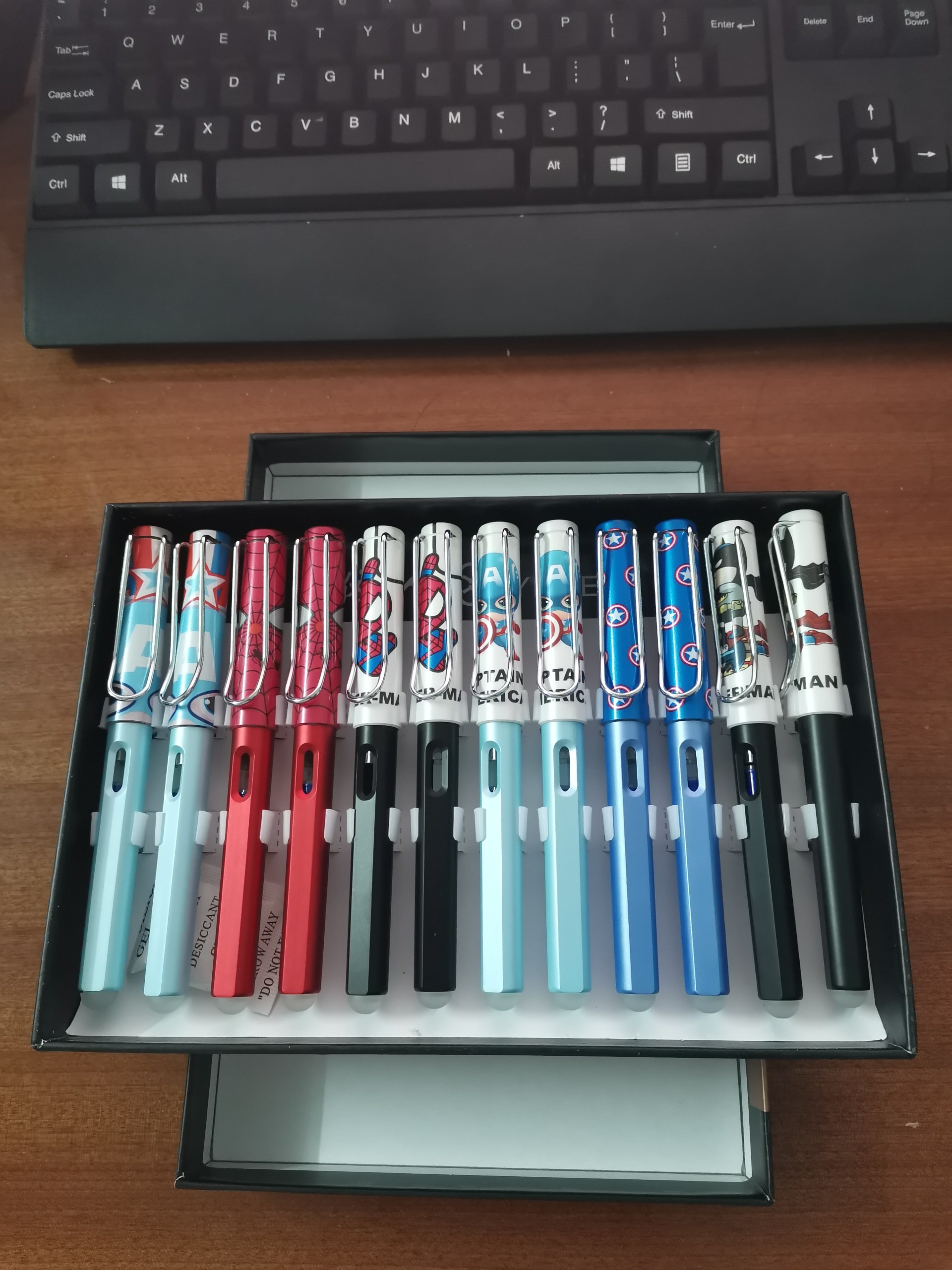 Viết máy xoá được tặng kèm 1 ống mực màu xanh 437