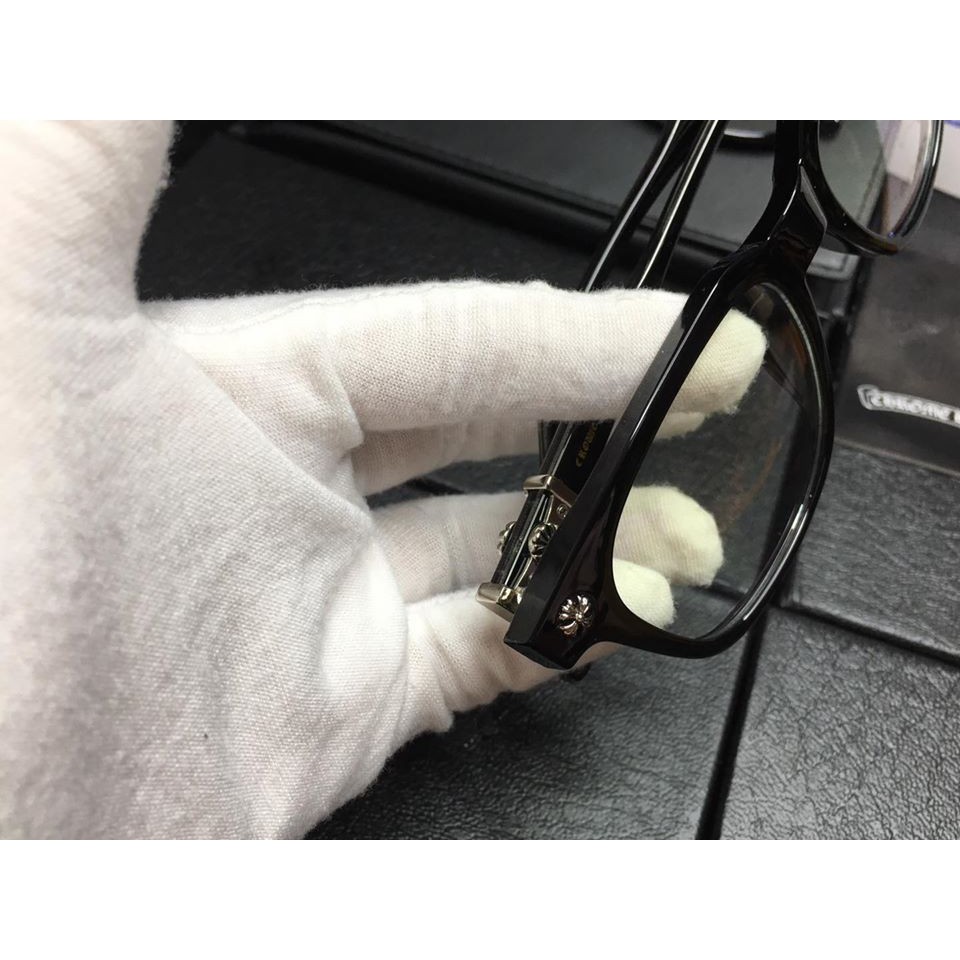 Kính mắt Chromehearts giảm giá 70%