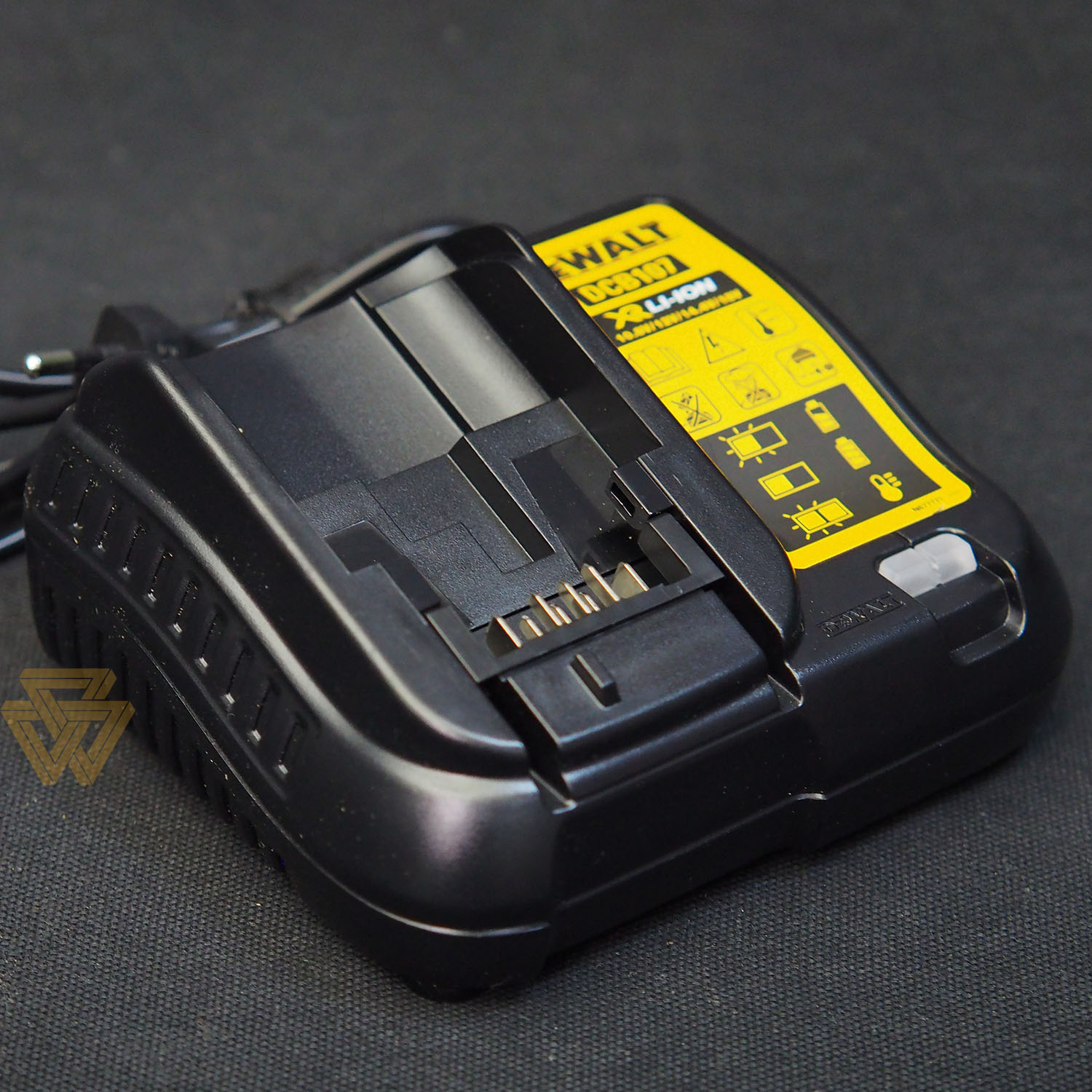 Bộ Sạc Pin Chậm Lithium 10.8-18V Dewalt DCB107-B1