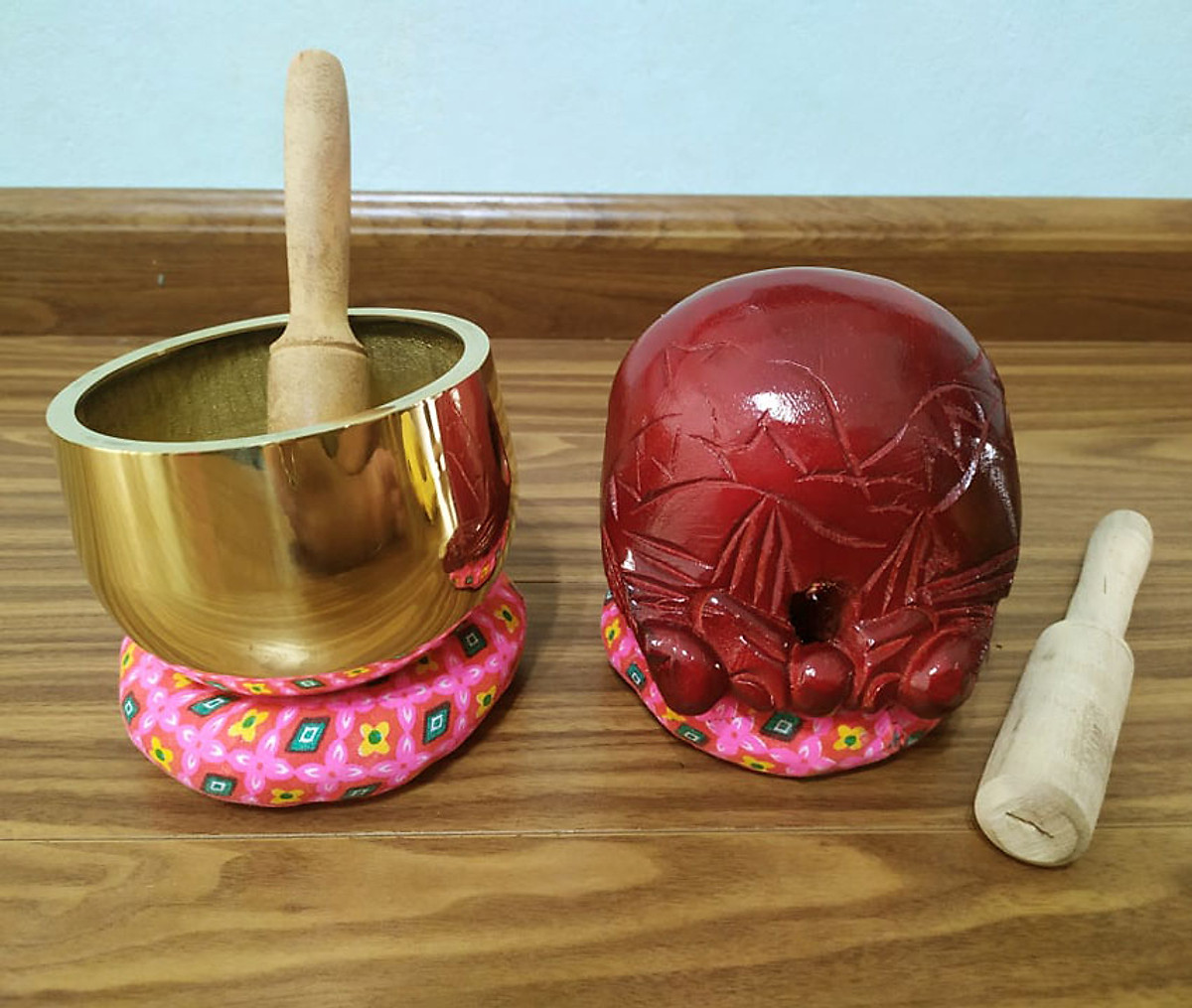 Bộ chuông mõ tụng kinh cao cấp chuông bằng đồng vàng mõ bằng gỗ đầy đủ 2 đế và 2 dùi gỗ