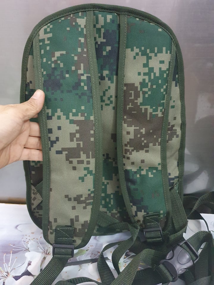 Balo đeo lồng chim hót .