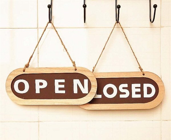 Bảng treo trang trí 2 mặt open/close bằng gỗ thanh lịch