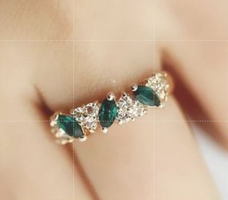 Nhẫn đính đá xanh lá