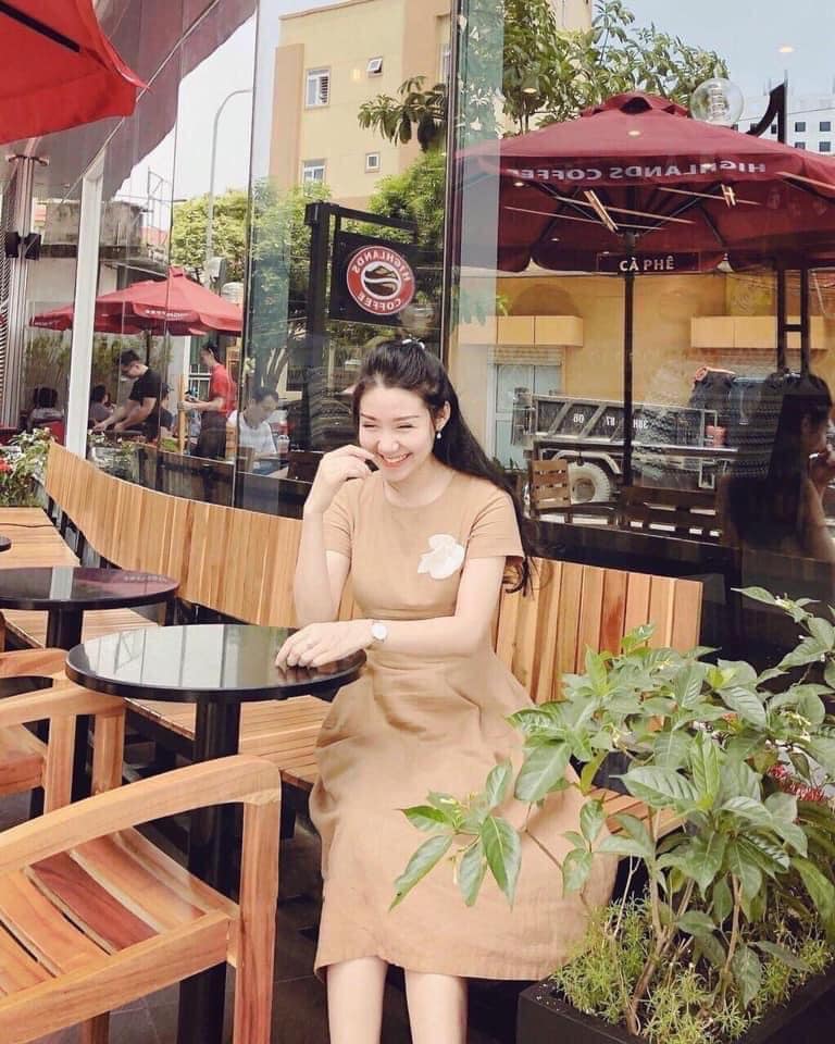 Váy be bo eo dáng A hoa cài trắng