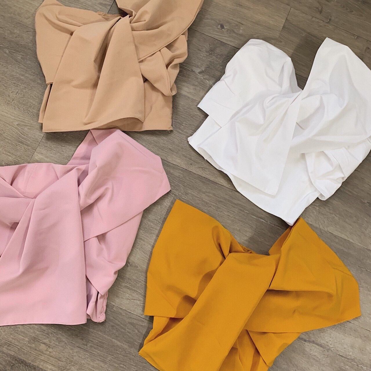 [HCM]Áo croptop lệch vai đính nơ