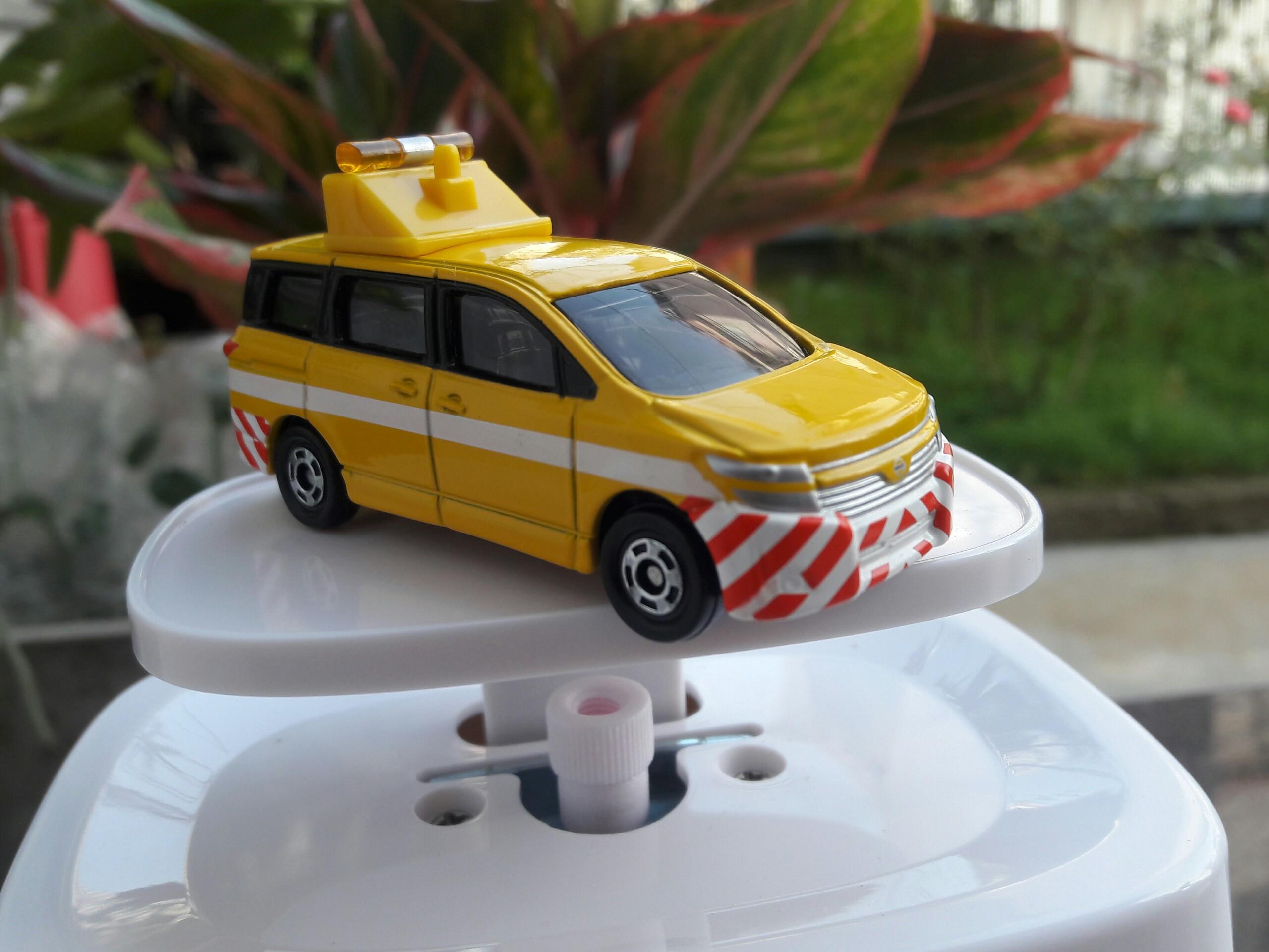 Xe mô hình TOMICA NISSAN ELGRAND màu vàng giá rẻ