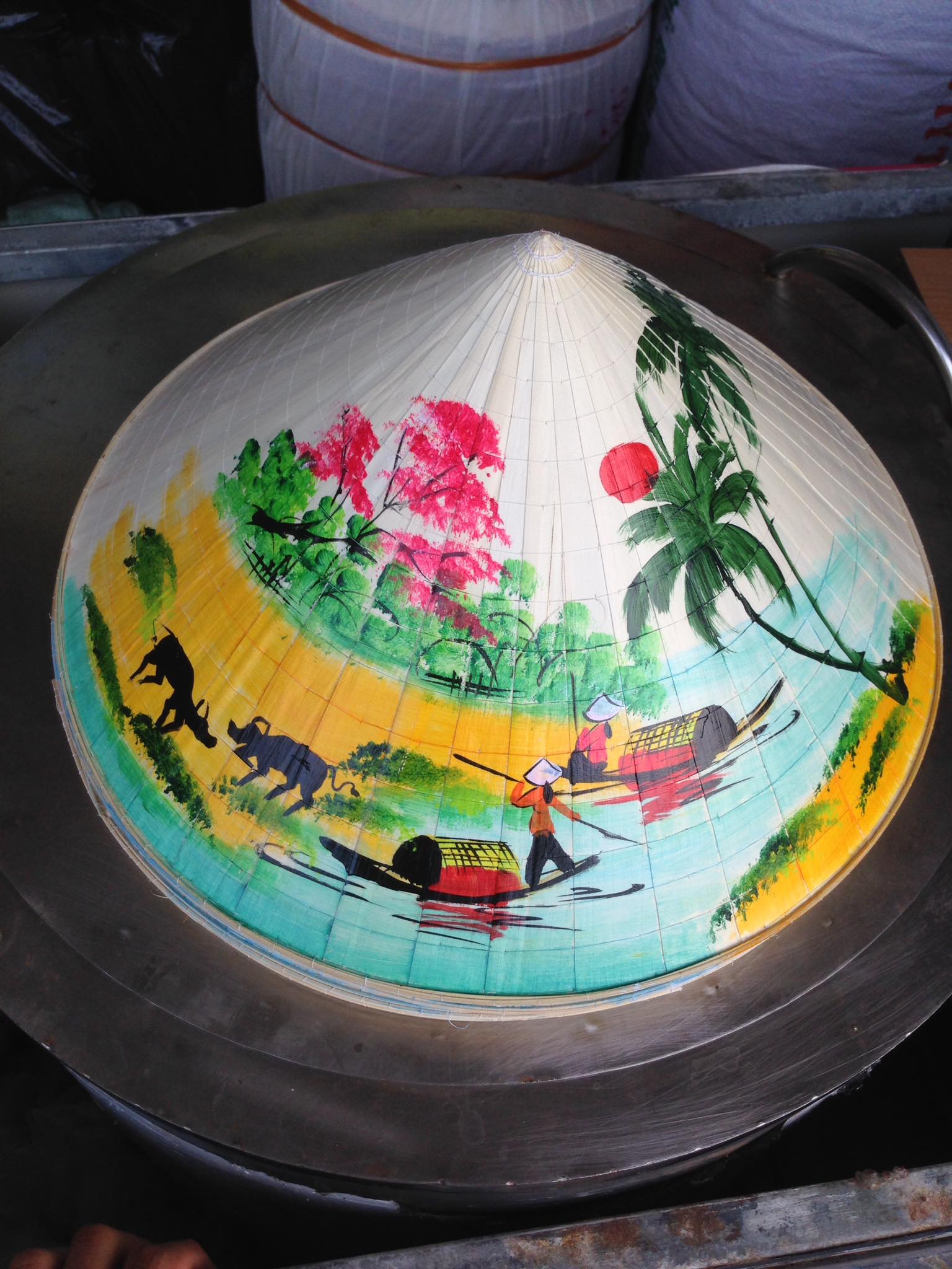 Vẽ tranh lên nón lá