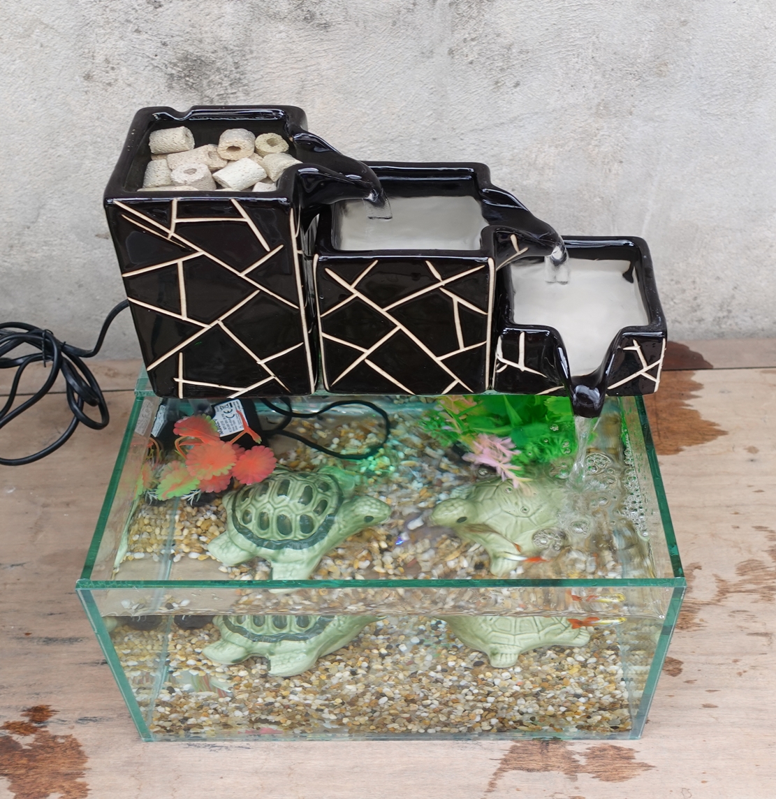 Bể cá mini kết hợp thác nước phong thủy để bàn, sử dụng đèn led đổi màu