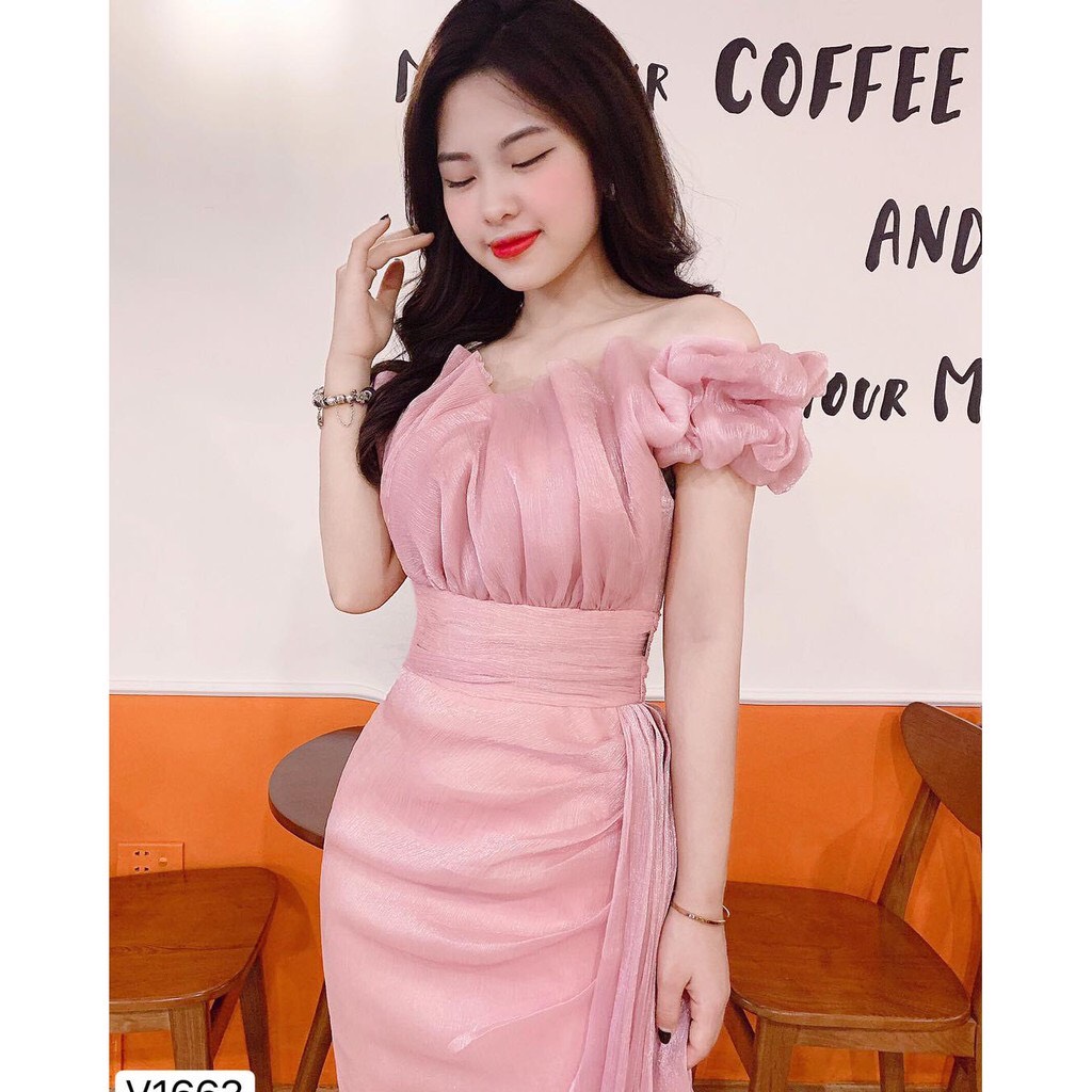 Váy body hồng trễ vai xếp li bèo eo