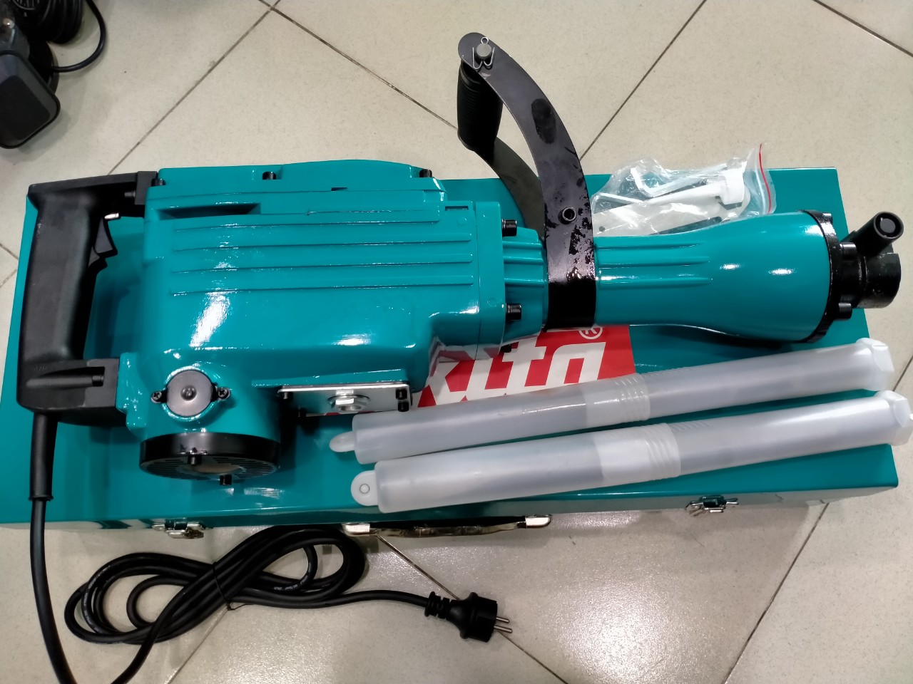 Máy đục bê tông 30mm makita tặng 2 mũi đục