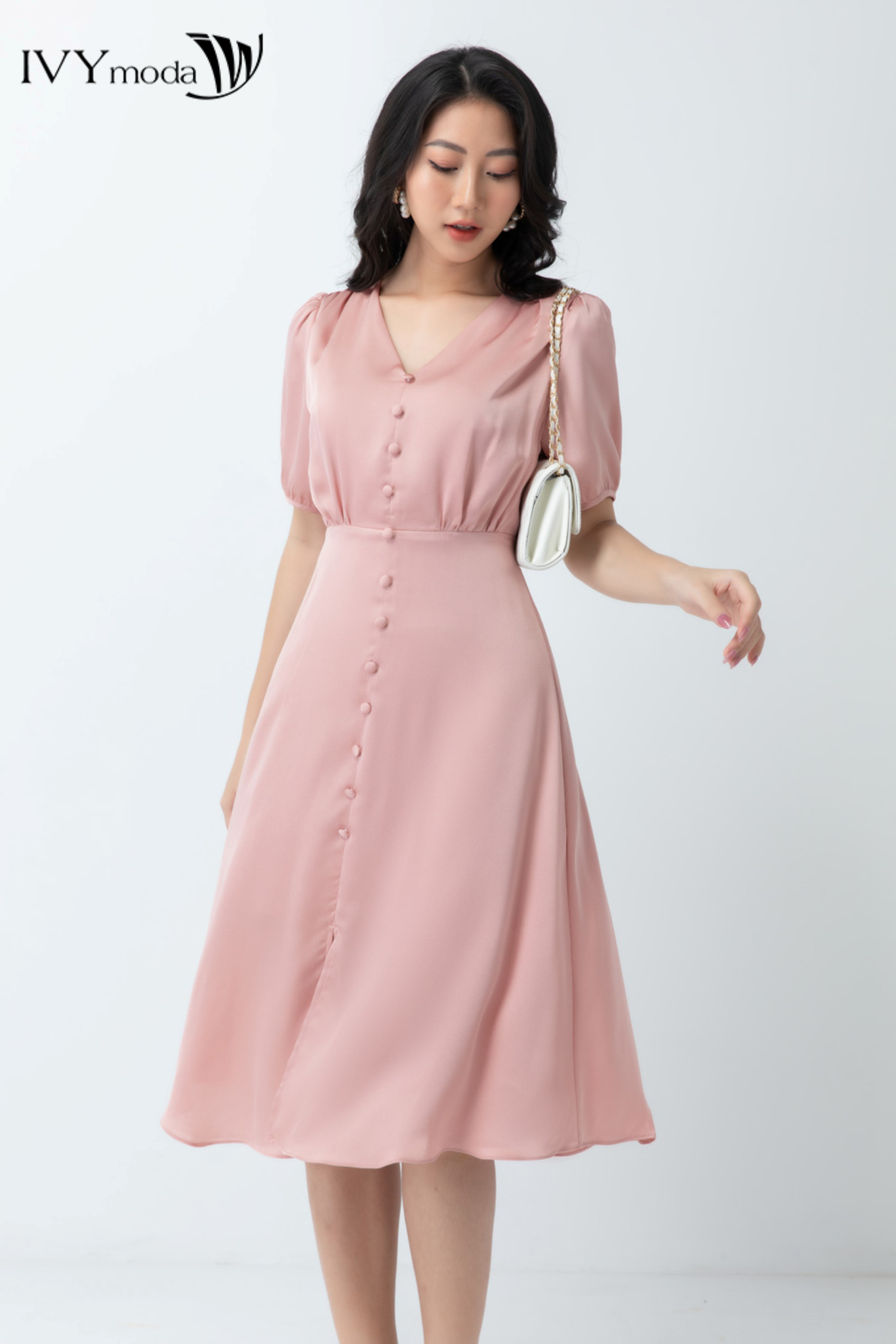 Đầm lụa cổ V phối nút dọc thân nữ tính IVY moda MS 48M6680