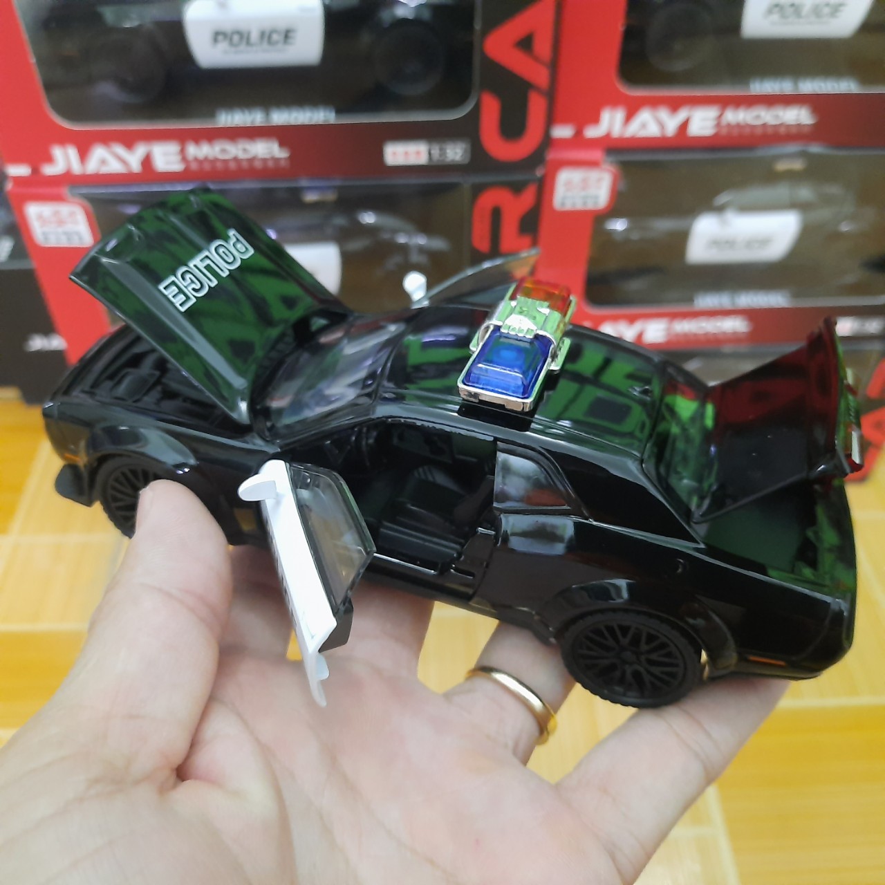 Mô hình xe ô tô cảnh sát xe đồ chơi trẻ em bằng kim loại có âm thanh và đèn mở các cửa mô hình tỉ lệ 1:32