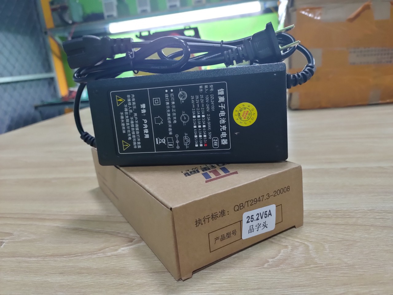 Bộ sạc Pin Lithium 29.4V5A ( Cho hệ 24V 7 cell 3,7V pin Lipo )