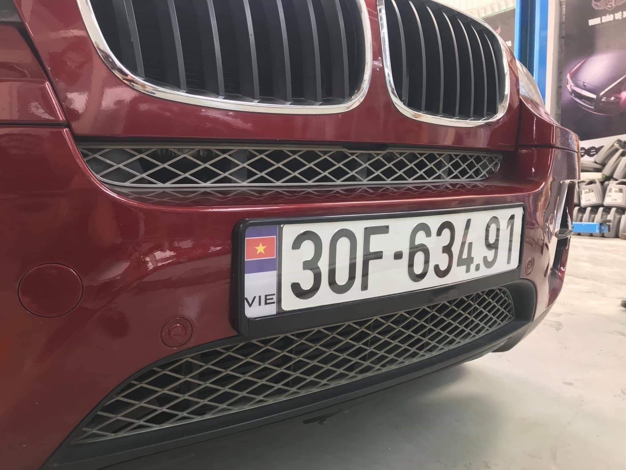Khung biển số châu âu- có cờ và mika
