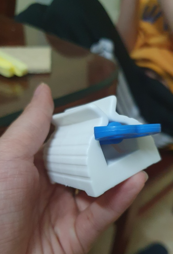 DỤNG CỤ VUỐT KEM ĐÁNH RĂNG XOAY (SP004499)